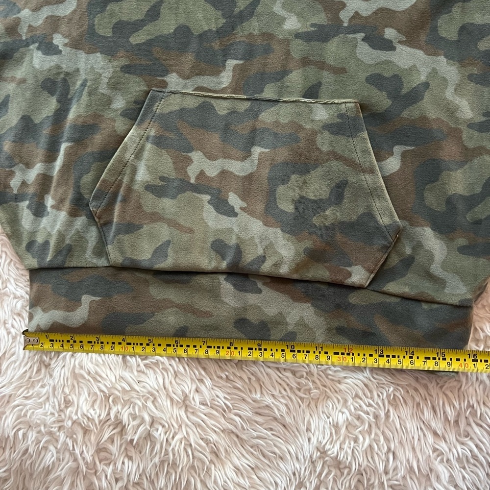 Cropped Camo Velvet Hoodie - Picture 8 of 9